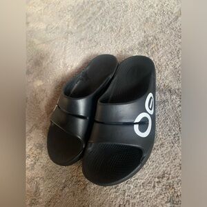 OOFOS black slides